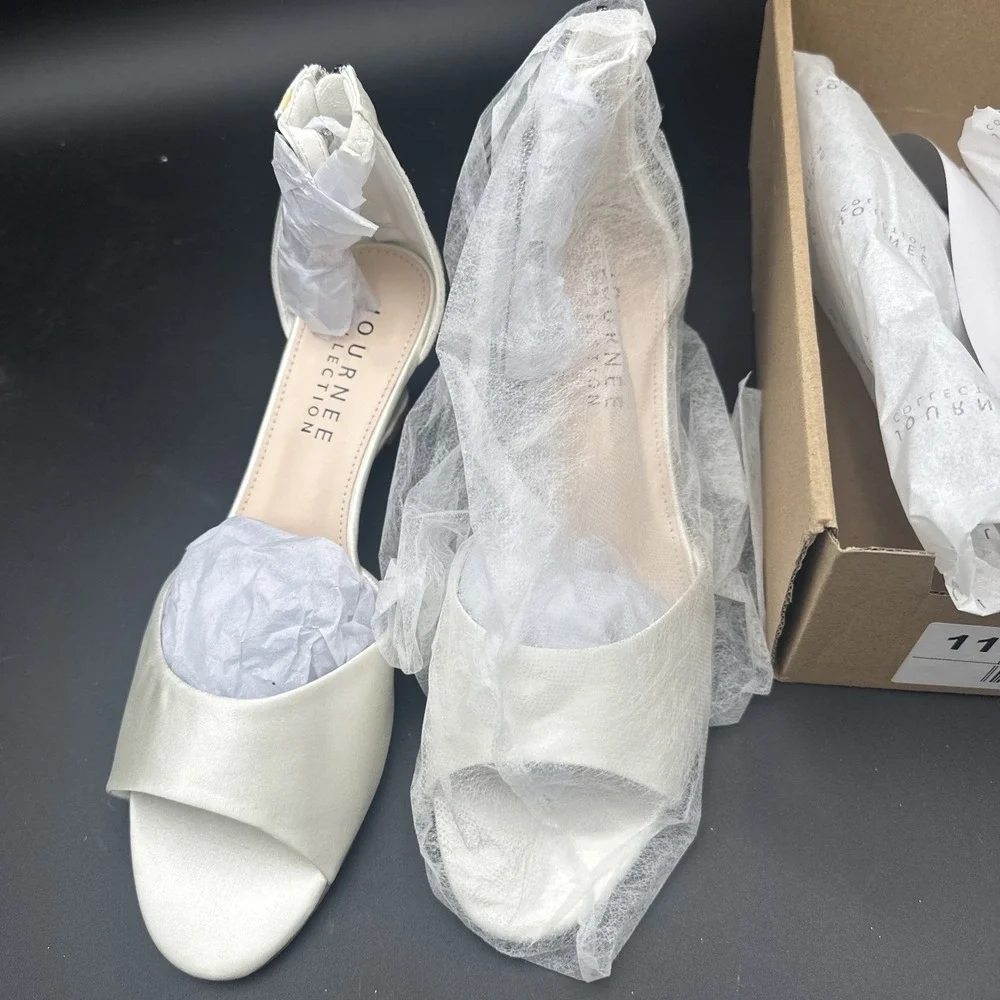 Journee Collection Women's‎ White CONNOR Jeweled Wedges Size 11 Medium